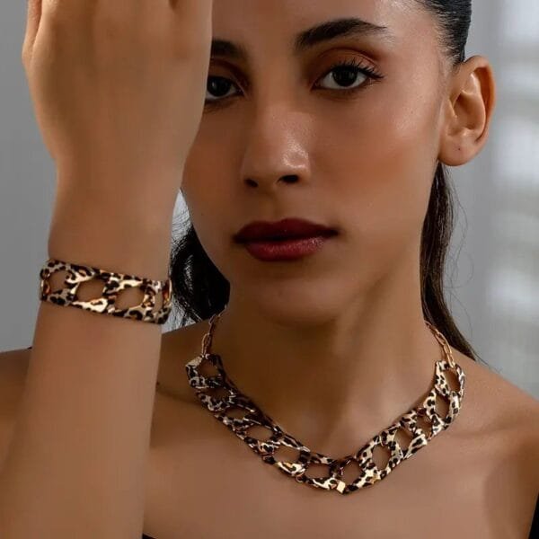 ⁦طقم مجوهرات سلسلة طباعة الفهد للنساء،، أنيق بأسلوب عتيق جذاب، بدون تصفيح، عقد وسوار أنيق للارتداء اليومي⁩ - الصورة ⁦2⁩