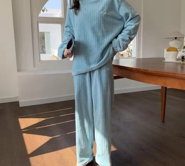 ⁦طقم نوم نسائي بأكمام طويلة مكون من قطعتين شتوي صوفيه مقاس واحد متوسط⁩ - الصورة ⁦2⁩