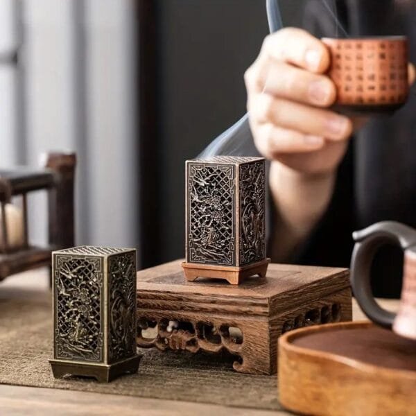 ⁦مبخرة أنيقة من سبيكة بتصميم البرقوق، الأوركيد، الخيزران والأقحوان - عمود مربع مجوف لديكور المنزل، المكتب، وغرفة الشاي⁩ - الصورة ⁦2⁩