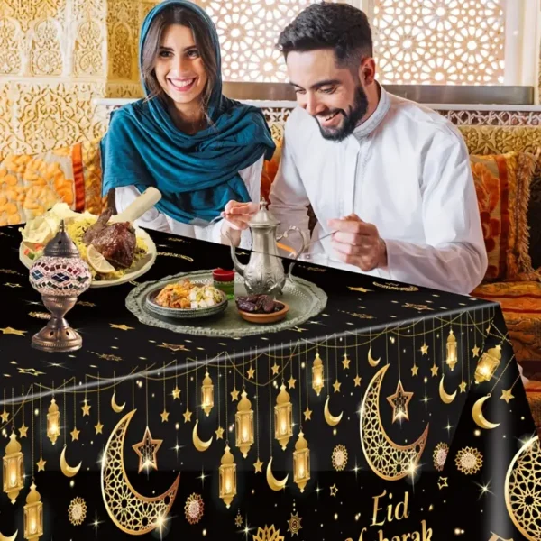 ⁦غطاء طاولة بمناسبة عيد مبارك، بتصميم الفوانيس والنجوم والهلال باللونين الأسود والذهبي، مصنوع من البلاستيك، مقاس 130x220 سم⁩ - الصورة ⁦3⁩